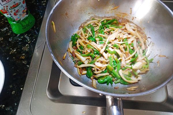 杏鲍菇肉沫炒辣椒的做法图解9