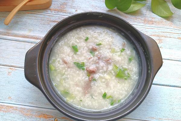 牛肉青菜砂锅粥的做法图解1