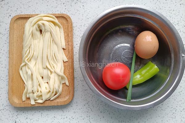 西红柿鸡蛋尖椒汤面的做法图解2