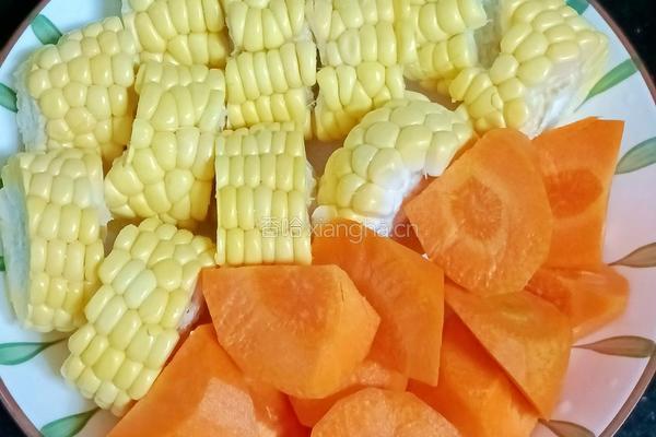 胡萝卜玉米排骨汤的做法图解2