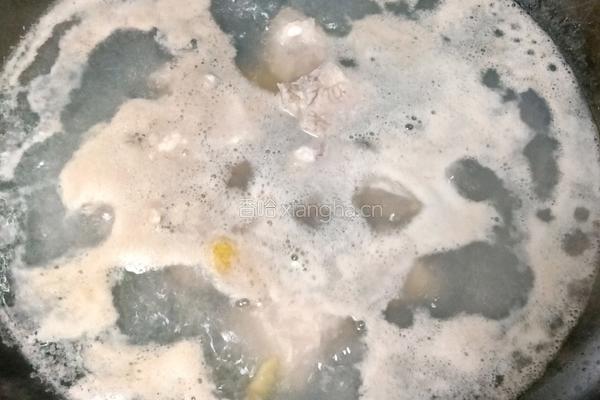 胡萝卜玉米排骨汤的做法图解4