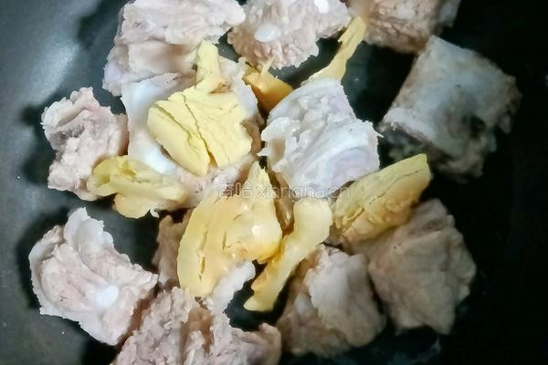 胡萝卜玉米排骨汤的做法图解5