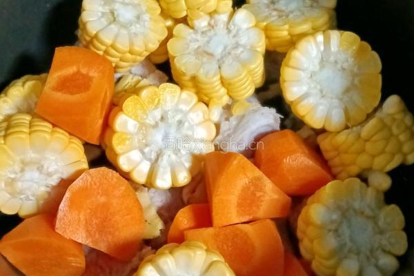 胡萝卜玉米排骨汤的做法图解6