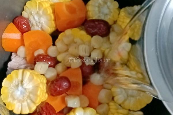 胡萝卜玉米排骨汤的做法图解8