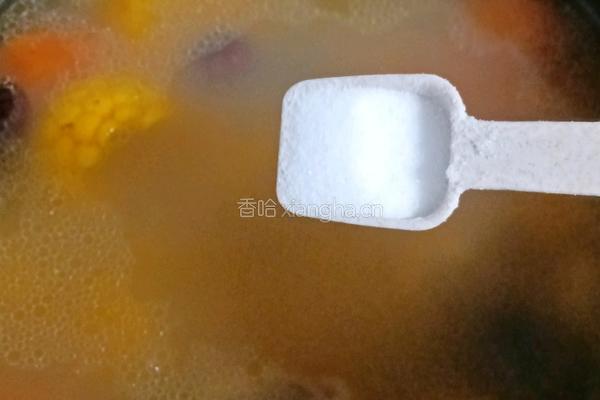 胡萝卜玉米排骨汤的做法图解9
