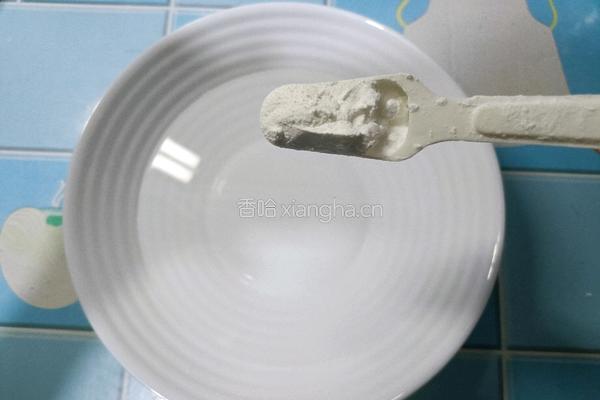 银耳雪梨羹的做法图解1