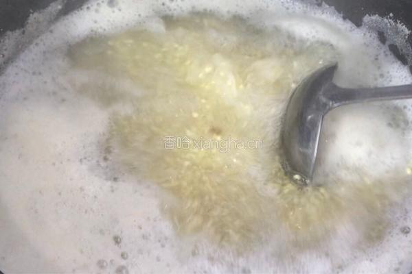 枸杞银耳粥的做法图解4