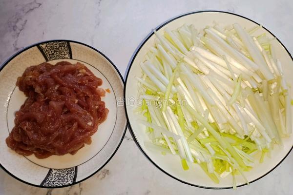 肉丝炒韭黄的做法图解1