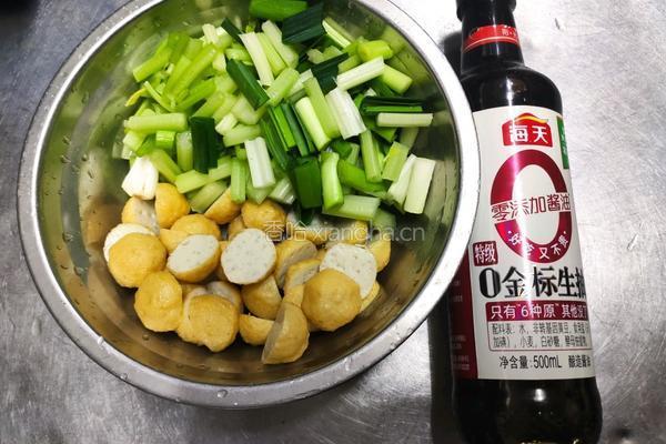 芹菜炒鱼丸的做法图解1