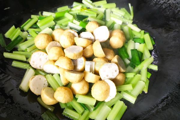 芹菜炒鱼丸的做法图解3