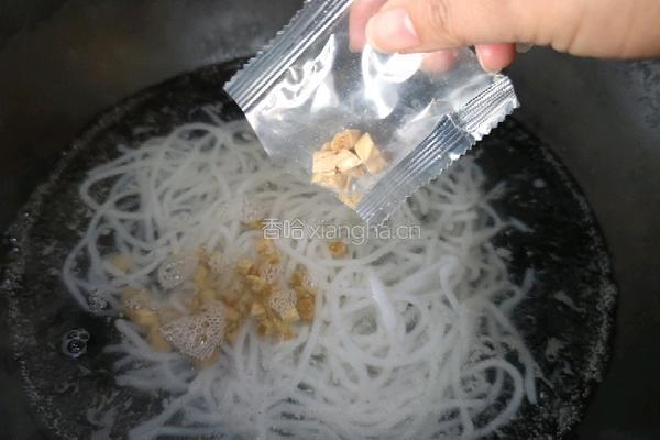 香辣野山菌米线的做法图解3