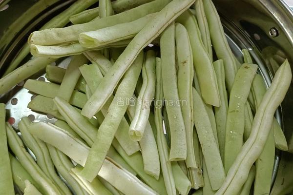 一锅出 土豆炖豆角烀饼的做法图解2