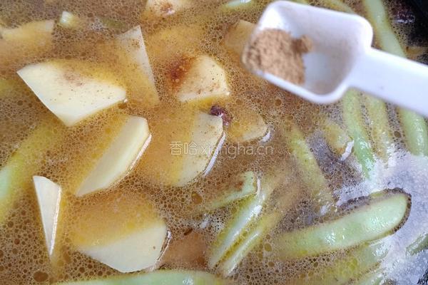 一锅出 土豆炖豆角烀饼的做法图解10