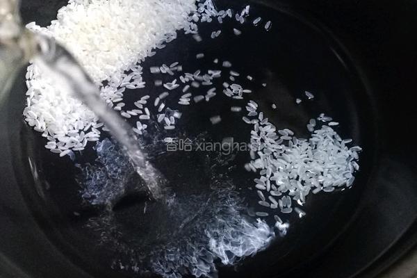 皮蛋青菜粥的做法图解2