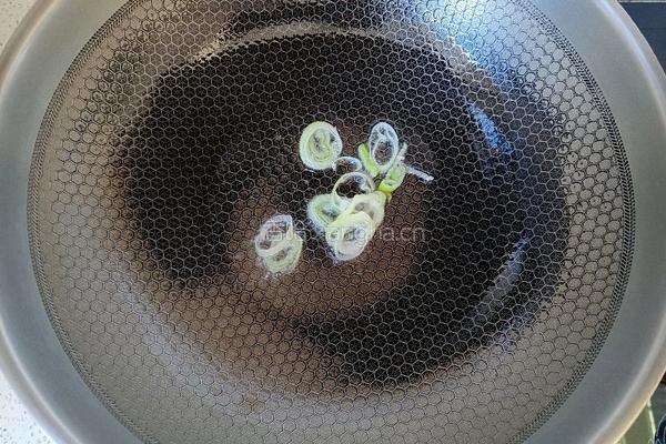 豆腐炒韭菜的做法图解5