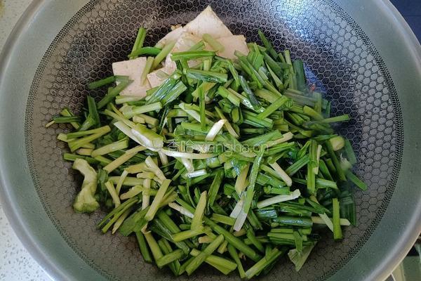 豆腐炒韭菜的做法图解7