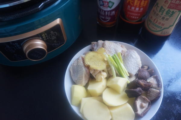 土豆炖鸡的做法图解1