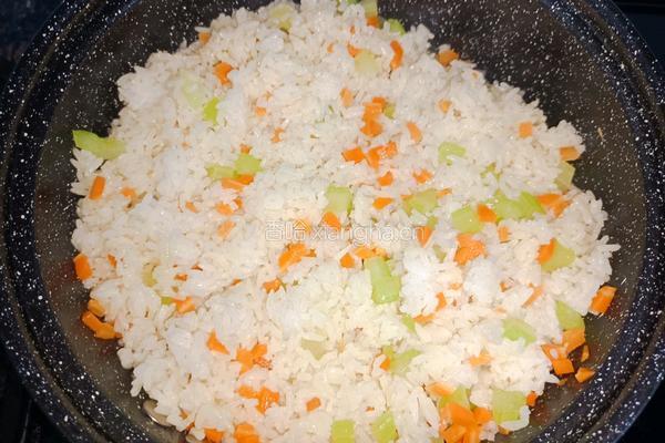 芹菜胡萝卜蛋炒饭的做法图解5