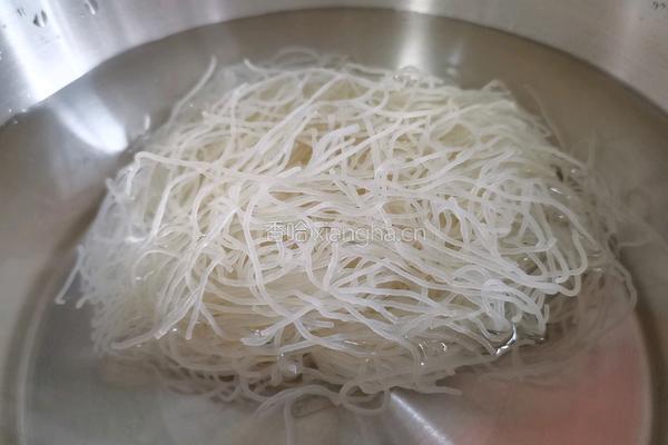 海味汤米粉的做法图解1