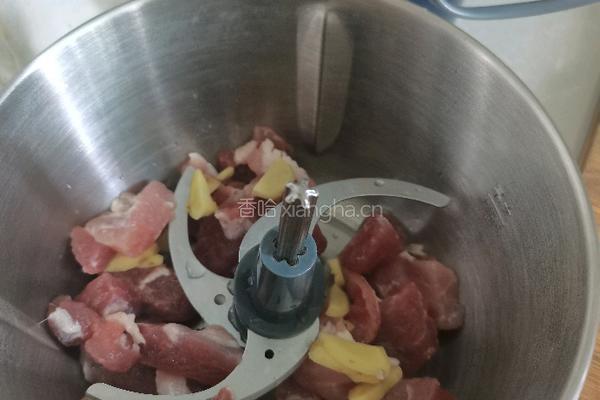 新鲜猪肉丸的做法图解1