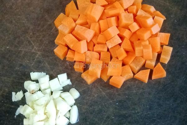 香肠炒毛豆米的做法图解1