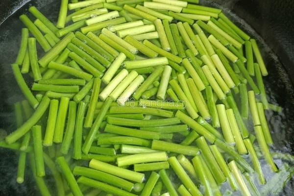 蒜苔炒肉的做法图解1