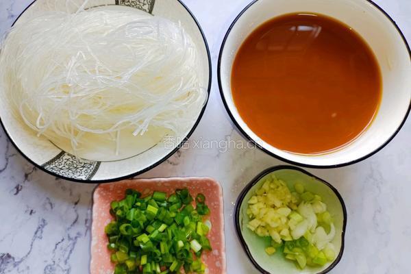 白菜豆腐粉丝煲的做法图解2