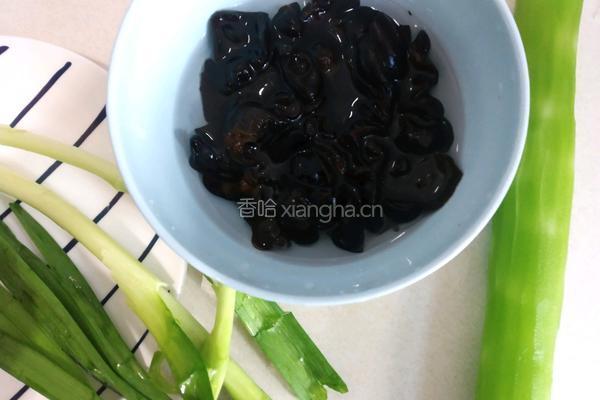 莴笋炒木耳的做法图解1