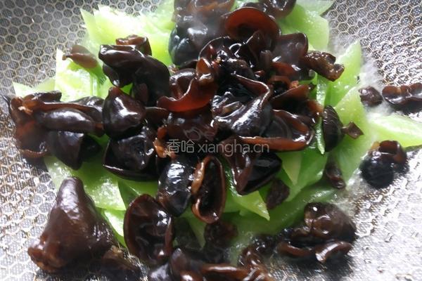 莴笋炒木耳的做法图解4