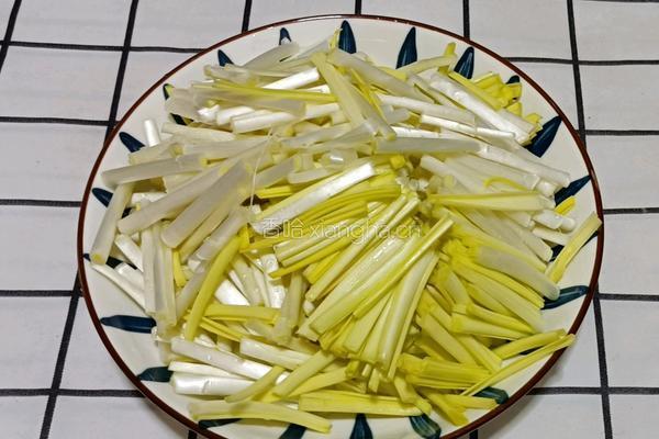 蒜黄炒鱿鱼须的做法图解2