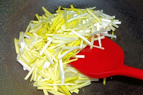 蒜黄炒鱿鱼须的做法图解8