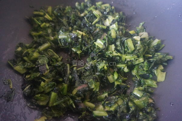  莴笋叶蚕豆焖饭的做法图解3