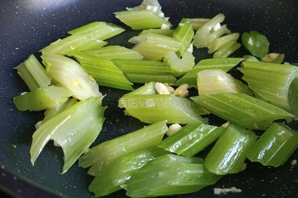 西芹炒鸡蛋的做法图解6