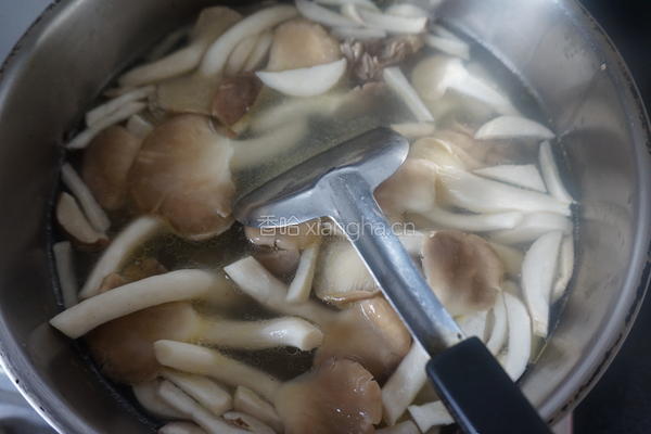菌菇鸡汤荞麦面的做法图解6