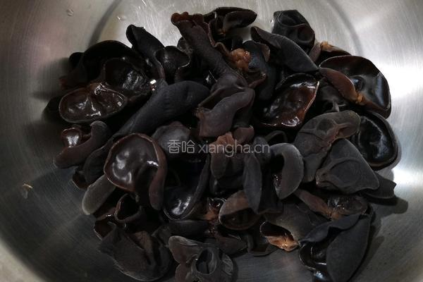 葱烧黑木耳的做法图解1