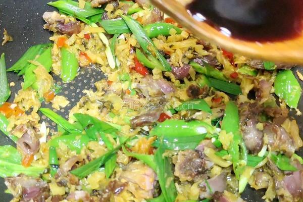 腌菜腊鸭腿的做法图解11