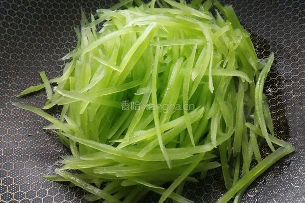 莴笋木耳鸡蛋干的做法图解5