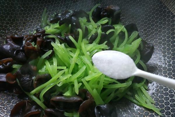莴笋木耳鸡蛋干的做法图解8
