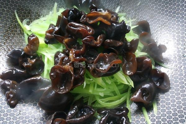 莴笋木耳鸡蛋干的做法图解7