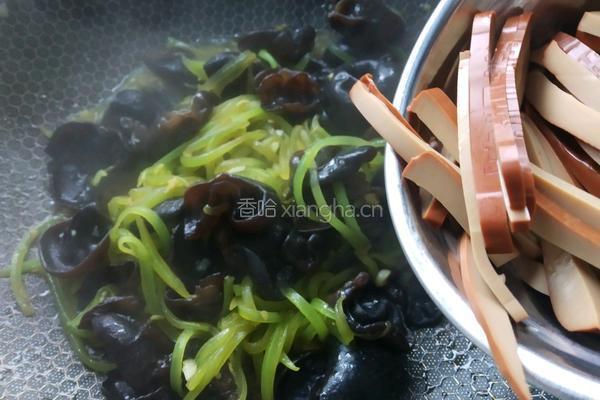 莴笋木耳鸡蛋干的做法图解10
