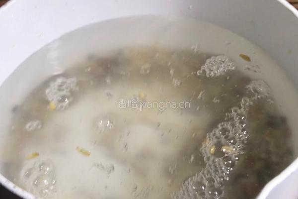 莲藕杂粮粥的做法图解2