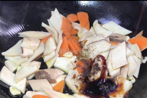 胡萝卜炒杏鲍菇的做法图解7