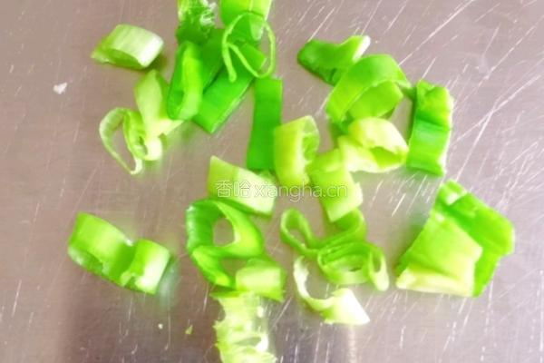 白菜炖豆腐的做法图解1