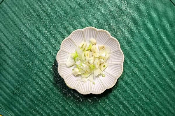 洋葱炒鸡蛋的做法图解1