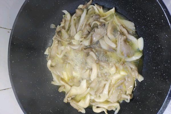 辣椒炒平菇的做法图解3