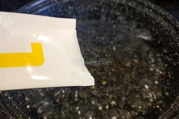 甄选番茄烩肉酱意面的做法图解2