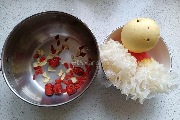 银耳水果甜汤的做法图解2
