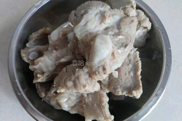 胡萝卜玉米排骨汤的做法图解2