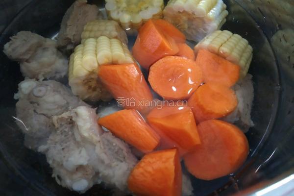 胡萝卜玉米排骨汤的做法图解5