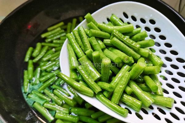 豇豆炒肉片的做法图解7